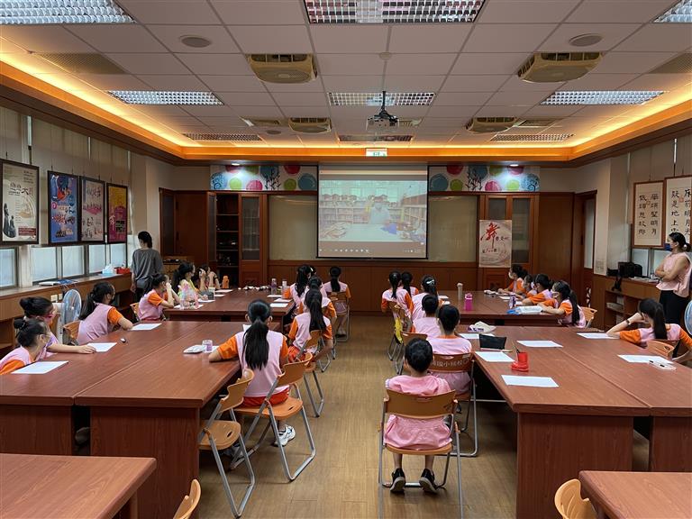 永康復興國小學生觀看布袋戲教學影片